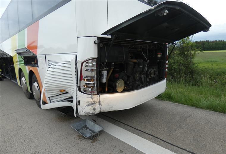 Unfall auf A27: Auto kollidiert mit Reisebus voller Kinder Der Reisebus wurde hinten links vom Auto getroffen.