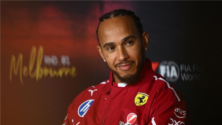 Nur ein Bluff? Verstappens Ahnungslosigkeit vor dem Auftakt Der Rekordweltmeister im Ferrari-Outfit: Lewis Hamilton.