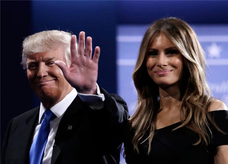 US-Präsidentschaftskandidat Trump in Not: Video mit vulgären Äußerungen über Frauen aufgetaucht Der republikanische US-Präsidentschaftskandidat Donald Trump und seine Frau Melania gehen nach der ersten Fernsehdebatte in der Hofstra Universität in Hempstead (New York USA) von der Bühne. Zwei Tage vor der nächsten TV-Debatte ist Trump durch ein neu aufgetauchtes Skandalvideo unter massiven Druck geraten.