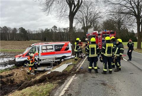 Der Rettungswagen überschlug sich mehrfach, die drei Insassen wurden verletzt.