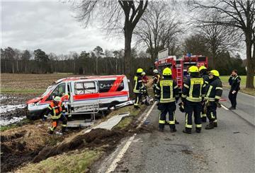 Der Rettungswagen überschlug sich mehrfach, die drei Insassen wurden verletzt.