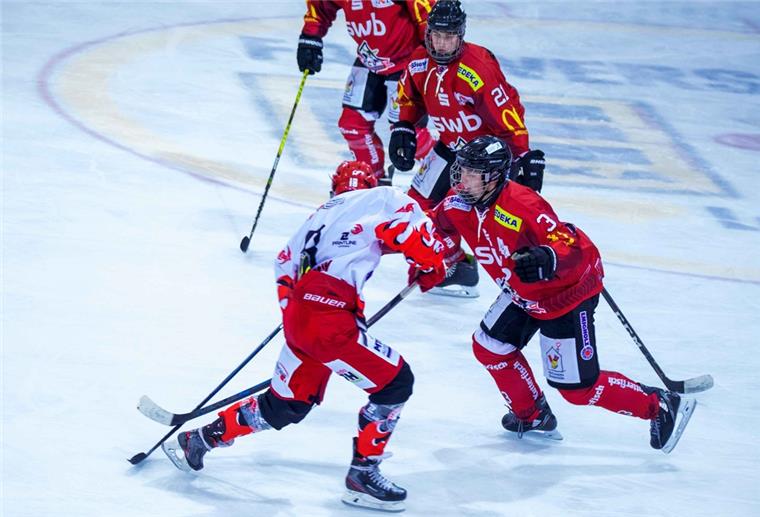 REV-Nachwuchs mit weiter Auswärtstour Eishockeyspieler auf Eis