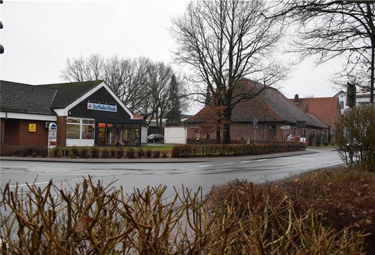 Pläne für Rhader Ortskern im Bereich Dorfladen und Dorftreff Der Rhader Dorftreff im ehemaligen „Jägerhaus“ (rechts) hat keine Zukunft. Hier besteht etwa der Wunsch von Bürgern, seniorengerechten Wohnraum zu schaffen. Der Dorfladen (links) könnte erweitert werden. Die Landesstraße davor wird erneuert und erhält einen etwas anderen Verlauf.