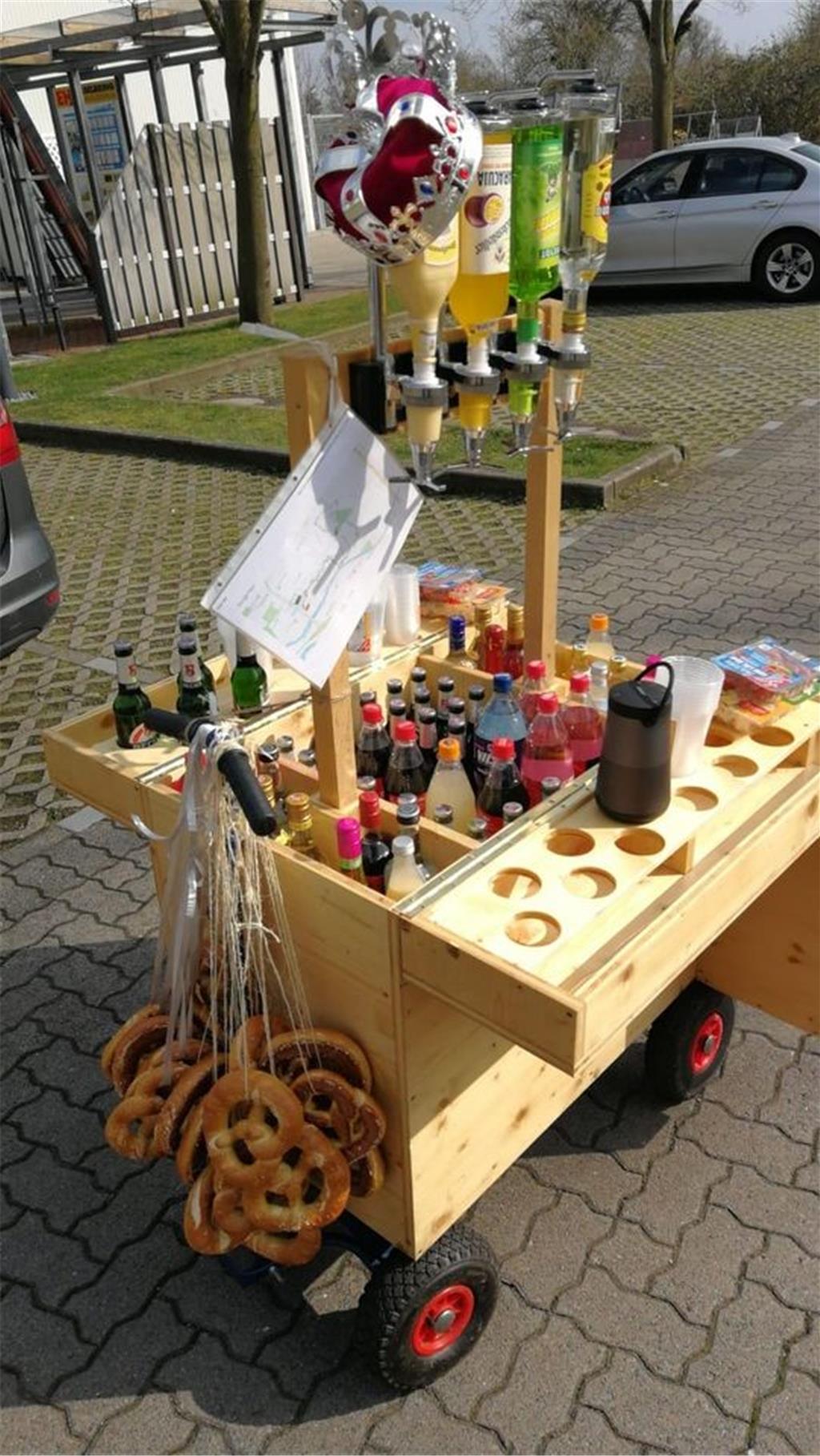 Der richtige Bollerwagen darf natürlich nicht fehlen.