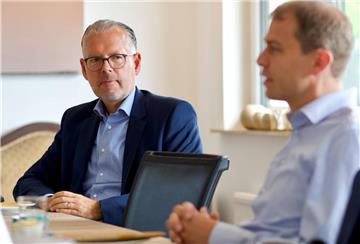 „Der richtige Mann für die Spitze des Rathauses“, sagt CDU-Gemeindeverbandsvorsitzender Eike Holsten (rechts) über den Bürgermeisterkandidaten Frank Holle.