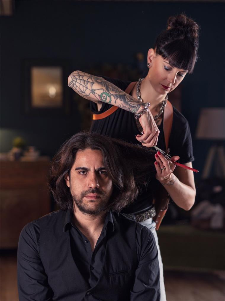 Haariger Trend: Frisuren mit kühler Eleganz Der richtige Schnitt für den wilden Look von Modell Cristobal Bullwinkel ist Friseurin Manuela Pickrun wichtig. Der 28-Jährige liegt mit seinem Style im Island-Trend.