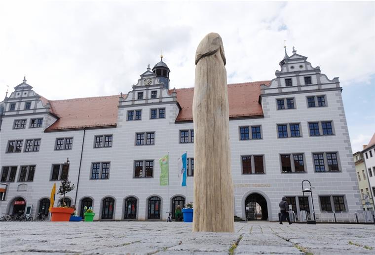 Riesen-Spargel sorgt für Wirbel in Sachsen Der Riesen-Spargel muss weg - oder ist es doch eher ein Phallus.