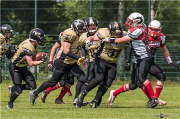 Der Rodenkircher Sascha Meljes (Dritter von rechts) spielt American Football für die Oldenburg Outlaws. Zuvor hatte er etwa zehn Jahre lang Fußball gespielt. 