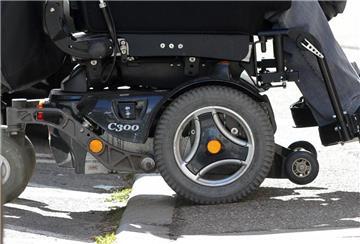 rollstuhlfahrer an bordsteinkante