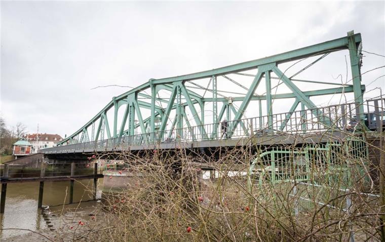 Bremerhaven: Bald wird die Alte Geestebrücke gesperrt Der Rostfraß an der Unterkonstruktion der Alten Geestebrücke in Bremerhaven wird beseitigt. Eine Brückenspitze, einige Träger und Halterungen müssen ebenso erneuert werden, wie die Regenwasserabläufe der Fahrbahn.