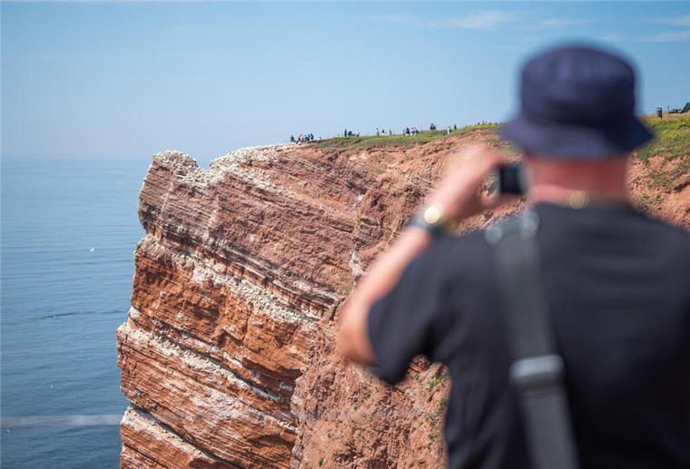 Der rote Felsen. Der Klippenrundweg ist ein Höhepunkt des Inselbesuchs.