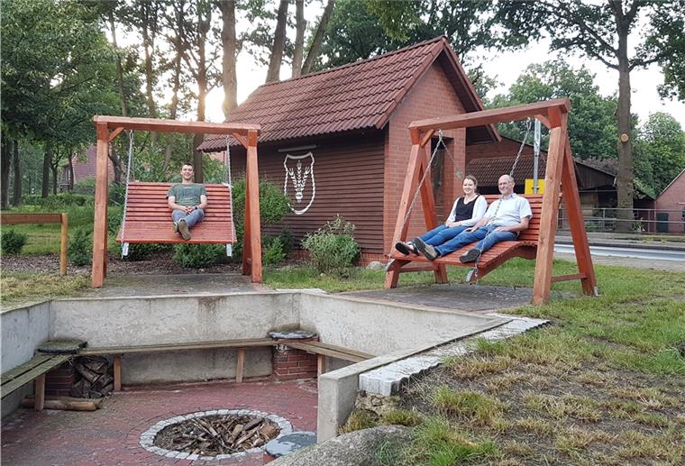 Alt und Jung packen in Glinstedt an Der "rote Platz" in Glinstedt ist im Laufe der Jahre zu einem schmucken Dorfmittelpunkt geworden. Sven Kück, Alea Kück und Ortsbürgermeister Detlef Kück freuen sich über die Entwicklung im Ort.