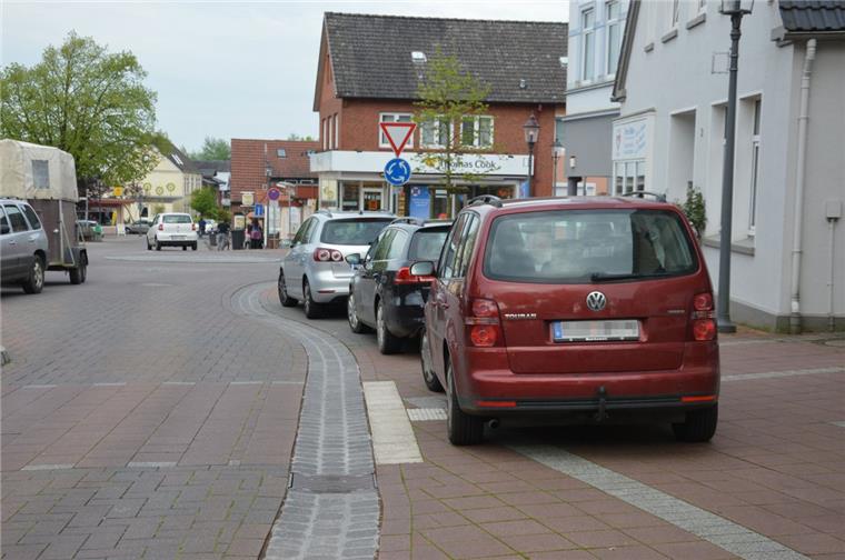 Der rote Wagen auf der gegenüberliegenden Seite des Rathauses steht falsch: Hier gibt es keine ausgewiesene Parkfläche.