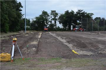 Der Rotgrand ist inzwischen abgetragen, zusätzliche Drainage verlegt. Anfang September soll der neue Kunstrasenplatz der TSV Wulsdorf in Bremerhaven fertig sein.