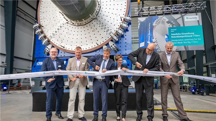 Der Rotorblatt-Prüfstand bei Fraunhofer IWES wird mit Besuch von Minister Robert Habeck eingeweiht.