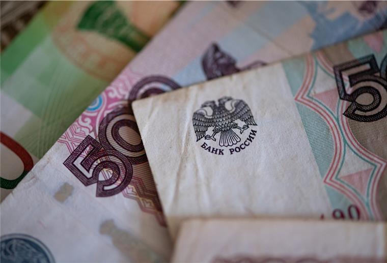 Rubel legt nach Putin-Anweisung zu Gas-Rechnung weiter zu Russische Rubel-Banknoten liegen auf einem Tisch.