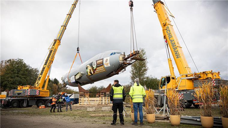 Der Rumpf des ausgedienten Bundeswehr-Airbus A310 „Kurt Schumacher“ wurde im Serengeti-Park Hodenhagen mit zwei Kränen in Position gebracht.