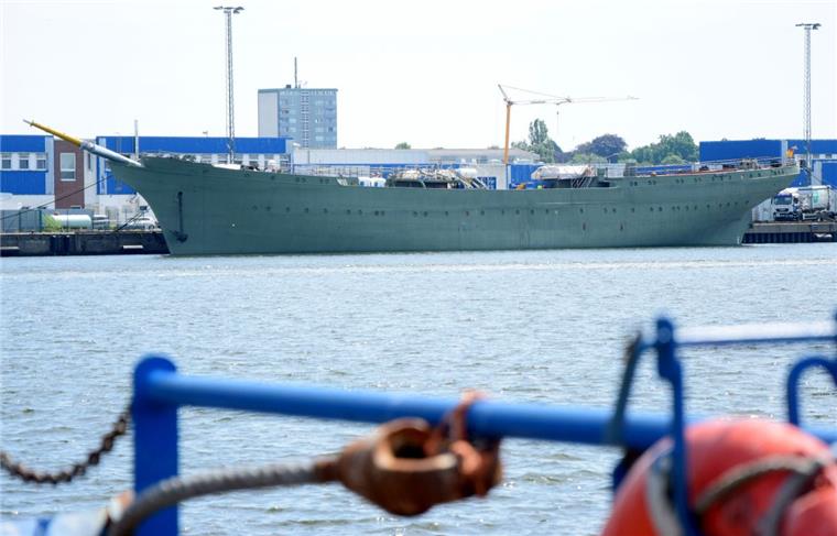 Bremerhaven: "Gorch Fock" besteht ersten Tauglichkeitstest Der Rumpf des Segelschulschiffs „Gorch Fock“ geht auf Reisen. Das Schiff wird am Donnerstag um 14 Uhr am Islandkai im Fischereihafen von Bremerhaven. von zwei Schleppern auf den Haken genommen.