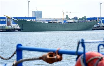 Der Rumpf des Segelschulschiffs „Gorch Fock“ geht auf Reisen. Das Schiff wird am Donnerstag um 14 Uhr am Islandkai im Fischereihafen von Bremerhaven. von zwei Schleppern auf den Haken genommen.