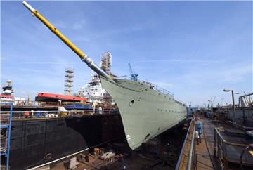 Der Rumpf des Segelschulschiffs „Gorch Fock“ kommt wieder in sein Element. Bund und Bredo-Werft einigten sich. Freitag wird das Schiff in Bremerhaven ausgedockt.