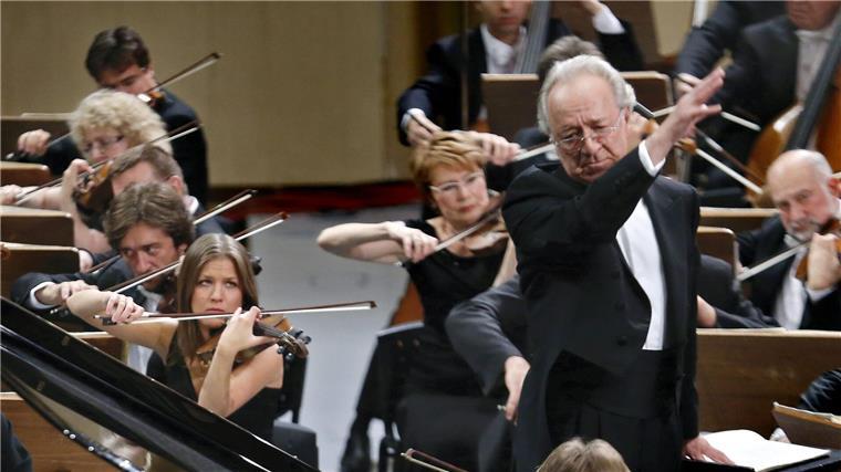 Der russische Dirigent Juri Temirkanow (r) dirigiert das St. Petersburger Philharmonieorchester.
