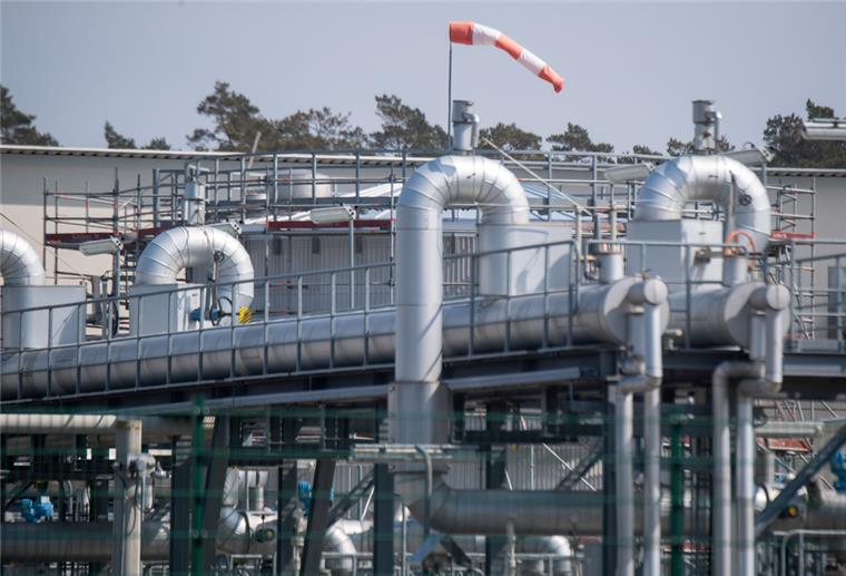Russland dreht am Gashahn: Preise in Deutschland steigen Blick auf Rohrsysteme und Absperrvorrichtungen in der Gasempfangsstation der Ostseepipeline Nord Stream 1 und der Übernahmestation der Ferngasleitung OPAL (Ostsee-Pipeline-Anbindungsleitung).