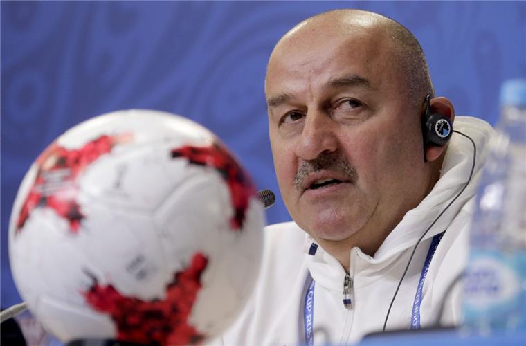 Anpfiff zum Confed Cup: Gastgeber Russland gegen Neuseeland gefordert Der russische Fußball-Nationaltrainer Stanislaw Tschertschessow gibt sich vor dem Anpfiff gelassen.