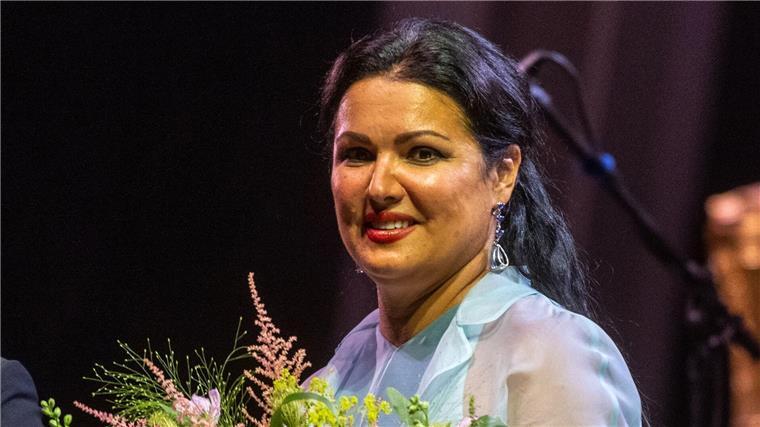 „Schande Netrebko“: Opernstar spaltet mit Auftritt in Berlin Der russische Opernstar Anna Netrebko steht im Innenhof des Fürstenschlosses St. Emmeram in Regensburg.