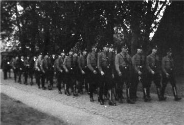 Der SA-Sturm marschiert durch Zeven. Die Angehörigen der Einheit rückten am Morgen des 10. November 1938 zu früher Stunde aus und holten ihre jüdischen Mitbürger aus den Häusern, um sie zu verhaften und am Hause Neugarten zu versammeln. 
