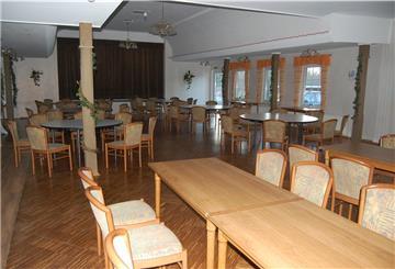 Der Saal der Gaststätte Seefelder Schaart war bis zu Schließung die Adresse für Familienfeiern, Bälle und Theaterabende in Seefeld. Seit der Schließung der Gaststätte ist es damit vorbei.
