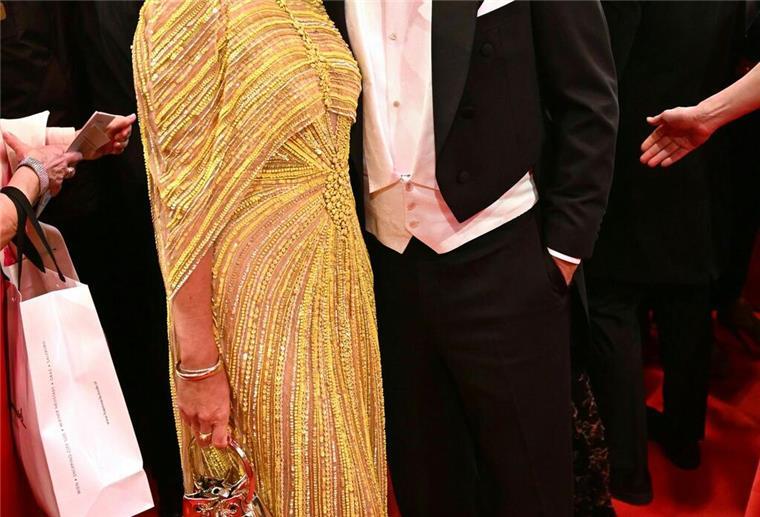 Opernball glitzert ohne Lugner mit Sternchen statt Stars Der Sänger Sasha und seine Frau Julia Röntgen besuchen den Ball.