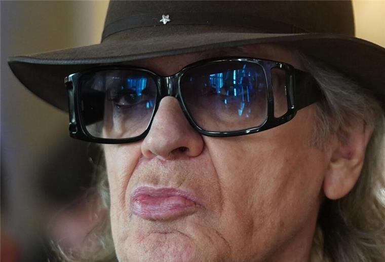 Lindenberg nach OP auf Weg der Besserung Der Sänger und Musiker Udo Lindenberg ist nach einer Knie-OP schon wieder bester Dinge.