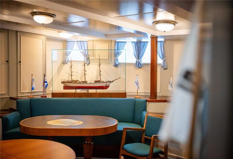 Der Salon auf der „Schulschiff Deutschland“ ist altmodisch und liebevoll eingerichtet und gepflegt.