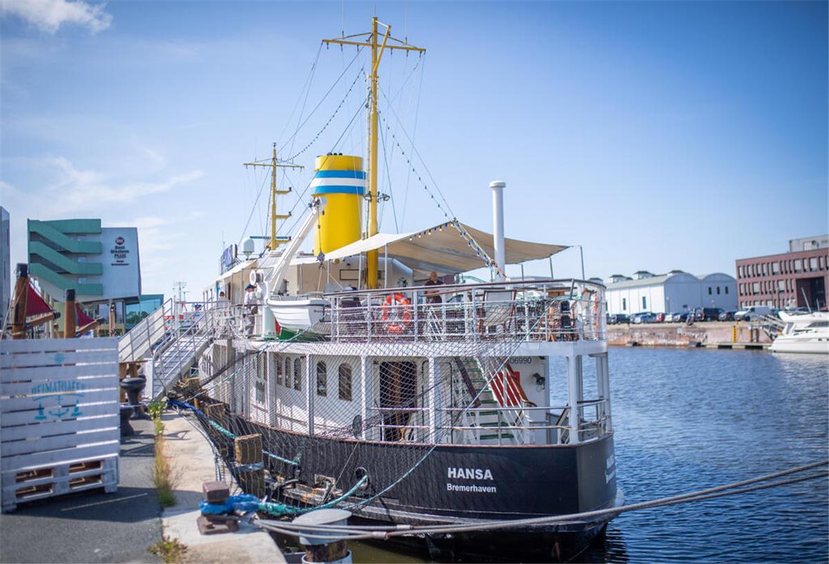 Der Salondampfer, die „Hansa“ liegt im Fischereihafen.