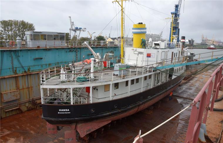 Bremerhaven: Salondampfer "Hansa" wird fit gemacht Der Salondampfer „Hansa“ – ein umgebauter ehemaliger Schlepper der Nationalen Volksarmee der DDR – liegt zurzeit für Routinearbeiten im Dock. Außerdem werden auf dem 38,5 Meter langen Schiff einige Modernisierungsarbeiten ausgeführt.