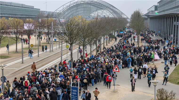 Lange Schlangen am Einlass der Leipziger Buchmesse Der Samstag ist traditionell der besucherstärkste Tag der Buchmesse.