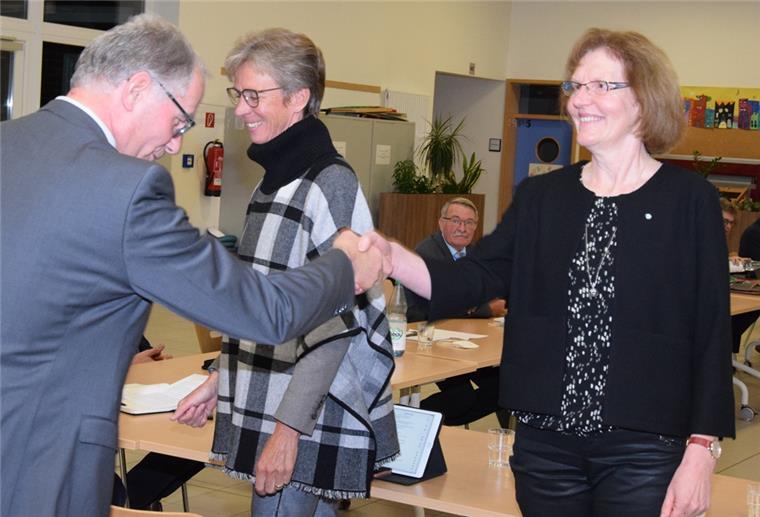 Start in die neue Wahlperiode mit zehn neuen Gesichtern Der Samtgemeindebürgermeister Gerhard Kahrs (links) verpflichtete alle Ratsmitglieder per Handschlag, hier die zur Ratsvorsitzenden gewählte Thea Tomforde.