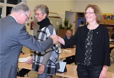 Der Samtgemeindebürgermeister Gerhard Kahrs (links) verpflichtete alle Ratsmitglieder per Handschlag, hier die zur Ratsvorsitzenden gewählte Thea Tomforde.