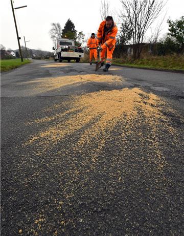 Der Sand kommt zum Schluss über den Asphaltgemisch: Die Straßenarbeiter des Bauhofes haben im Moment wie hier an der Daimlerstraße alle Hände voll zu tun, die Schlaglöcher zu flicken.