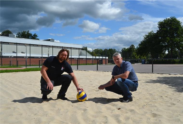 Aufschlag für Ballspiel-Park in Beverstedt Der Sand liegt schon da: Mario Mischke (links), Hausmeister an der Oberschule, und Adrian Uelzen vom Landkreis freuen sich über die neue Sportanlage in Beverstedt.