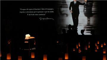 Der Sarg steht in dem Saal, in dem Giorgio Armani früher seine Modeschauen abnahm.