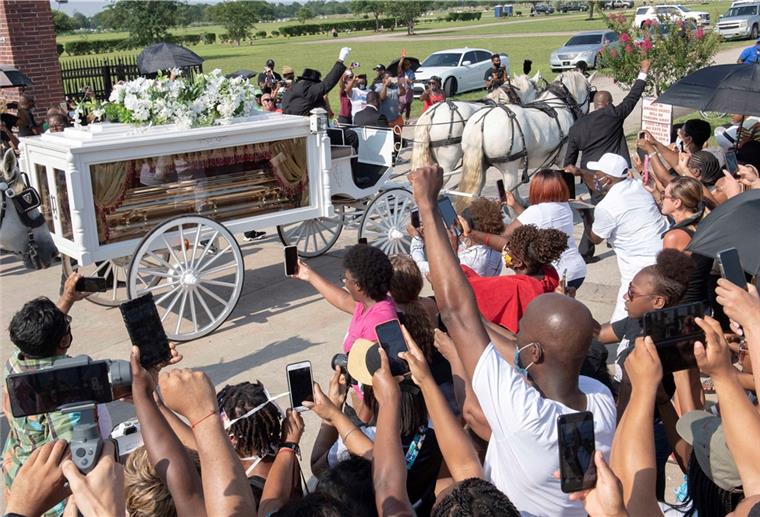 George Floyd in Pearland beigesetzt Der Sarg von George Floyd wird in einer weißen Kutsche auf den Friedhof Houston Memorial Gardens transportiert.
