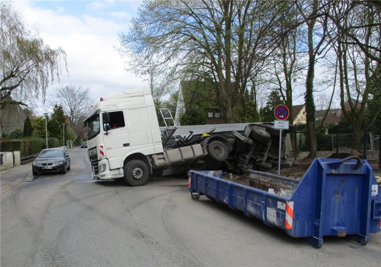 Bremerhaven: Lkw kippt beim Rangieren in Geestemünde um Der Sattelschlepper war beim Rangieren umgekippt.