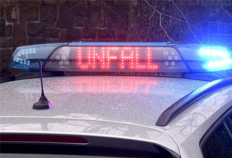Die Leuchtschrift «Unfall» auf dem Dach eines Polizeiwagens.