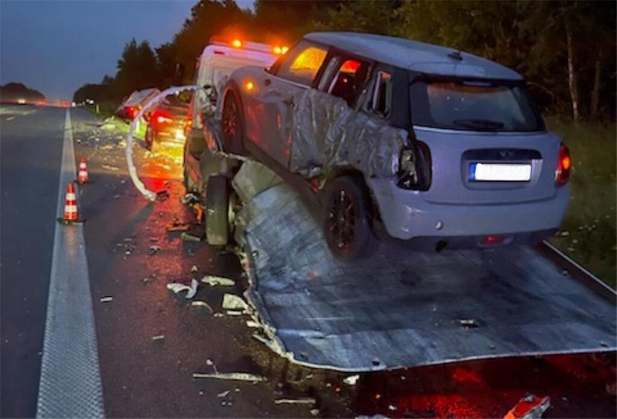 Auffahrunfall auf der A1: Lkw landet im Graben und verursacht Verkehrschaos Der Sattelzug krachte gegen das Abschleppfahrzeug.