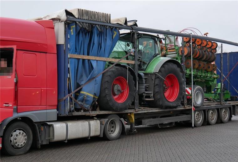 Sittensen: Zu hoher Laster kratzt an Autobahnbrücken Der Sattelzug mit Überhöhe.
