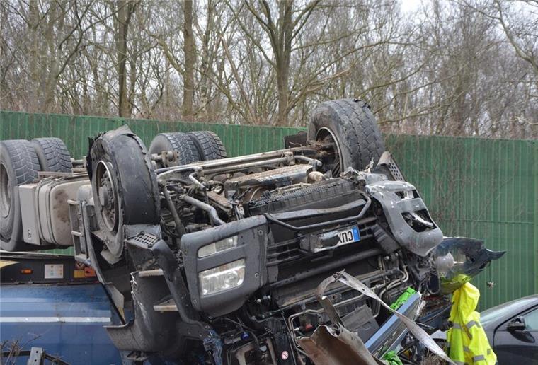 Reifenplatzer auf A27: Lkw kracht in Leitplanke - Strecke bis in den Abend gesperrt Detailbild des unfallursächlichen, geplatzten linken Vorderreifens des Sattelzugs