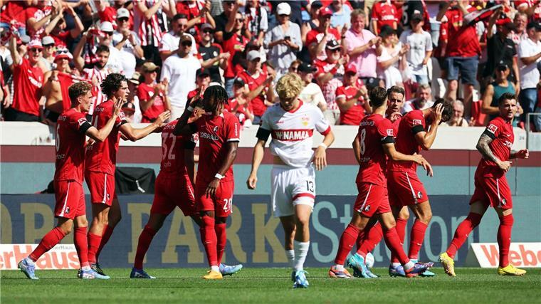 Traumstart für Schuster: Freiburg düpiert Vizemeister VfB Der SC Freiburg bejubelt den Sieg im Landesduell mit dem VfB Stuttgart.