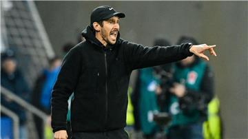 Der SC Freiburg und Trainer Julian Schuster eröffnen gegen Wolfsburg den 14. Bundesliga-Spieltag.