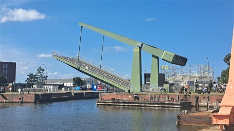 Klappbrücke in Bremerhaven beschädigt - Polizei ermittelt Verdächtigen Eine Klappbrücke steht halb offen